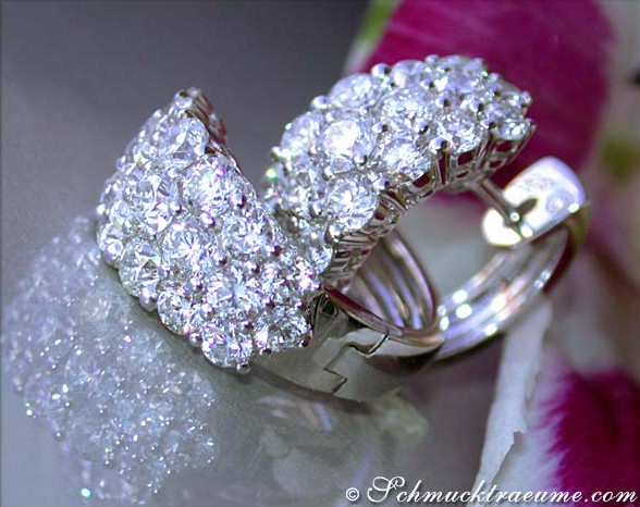 Detailaufnahme der eleganten Halbcreolen mit 38 Brillanten im Weißgold 750