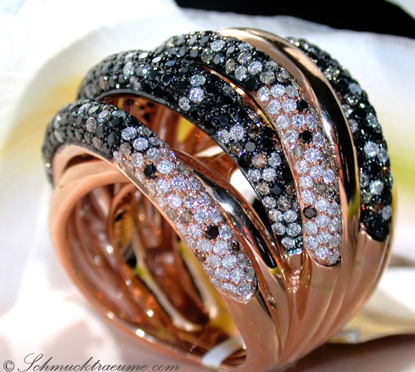 Mehrzeiliger Goldring mit Diamanten, Detailaufnahme, Perspektive von oben