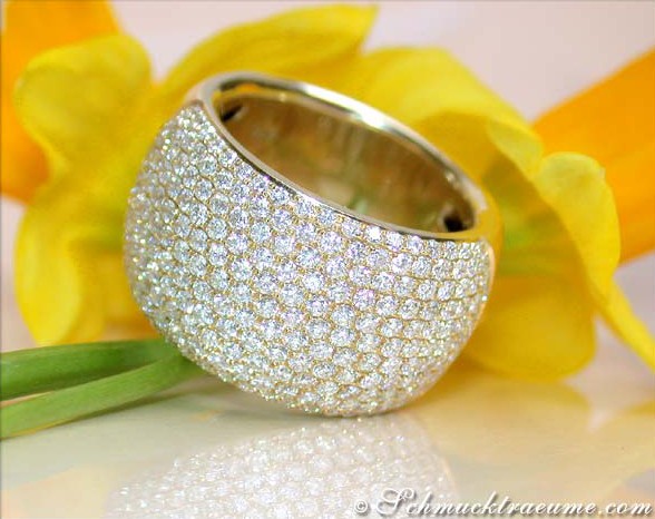 Gelbgold 750 Brillanten Pavé Ring auf gelbem Blütenhintergrund