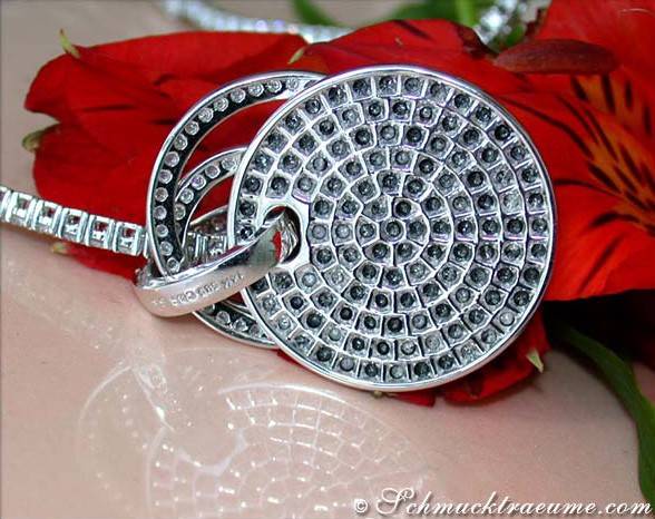 Schwarzer Diamanten-Anhänger mit Brillanten, drei Ansichten, rote Blume im Hintergrund.