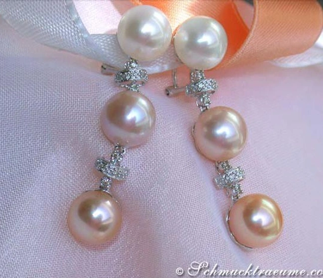 Pastellfarbene Süßwasserperlen mit Diamanten in Weißgold 585, elegant auf Satinpräsentation Pastellfarbene Süßwasserperlen mit Diamanten in Weißgold 585, elegant auf Satinpräsentation