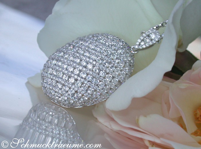 Weißgold 750 Anhänger mit Pave-Brillanten, detailreich, auf Blüte.