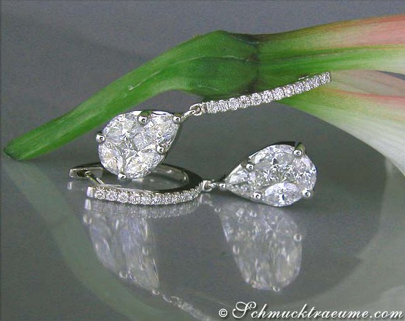 Diamant-Tropfen-Ohrringe mit Brillanten, Detailaufnahme, elegant auf schwarzem Hintergrund