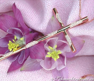 Roségold Kreuzanhänger mit Brillanten auf rosa Blume, Detailaufnahme