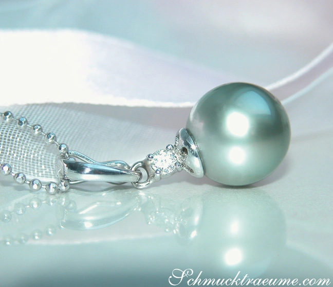Weißgoldanhänger mit Tahitiperle und Brillant, Detailaufnahme, zarte Kette, Perlendurchmesser 10,5 mm. Weißgoldanhänger mit Tahitiperle und Brillant, Detailaufnahme, zarte Kette, Perlendurchmesser 10,5 mm.