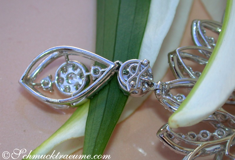 Silberner Anhänger mit Diamanten, detailreiches Design, abnehmbar als Brosche