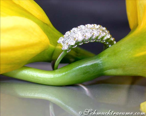 Weißgold 750 Ring mit Baguette Diamanten, Detailaufnahme, gelbe Blume im Hintergrund