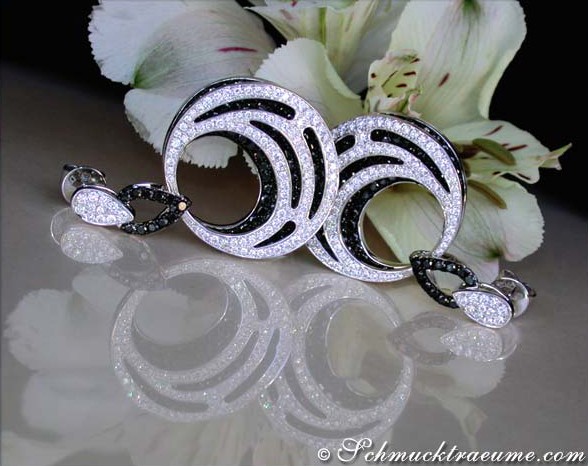 Luxuriöse Ohrgehänge mit schwarzen Diamanten (7,03 ct.) - stehendes Design, kontrastreiches Funkeln