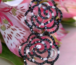 Schwarz-Weiß-Diamant-Rosen-Ohrstecker mit raffinem Design