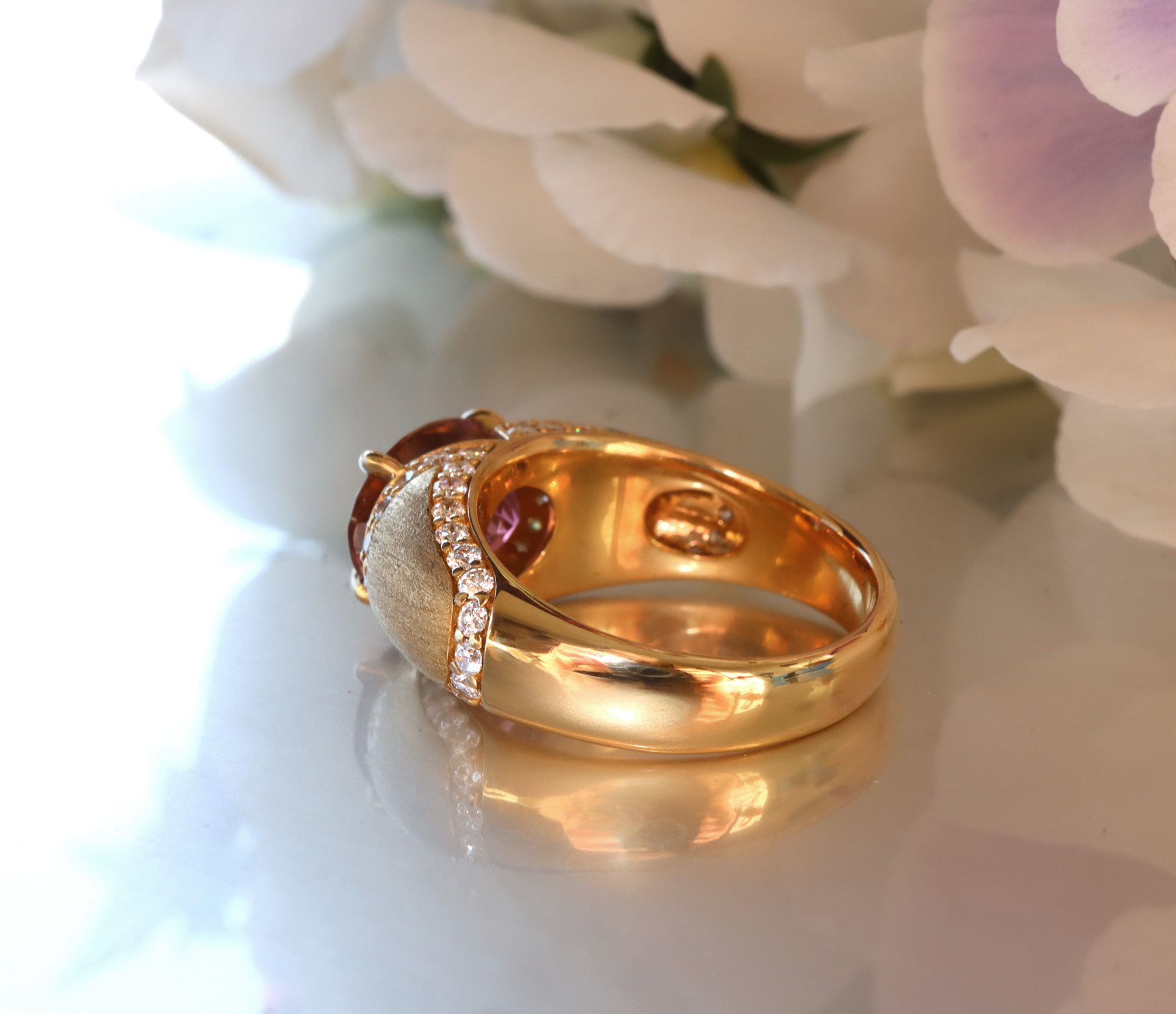 Goldener Turmalin-Ring mit Diamantbesatz, Detailaufnahme von oben