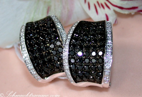 Detailansicht von eleganten schwarzen Diamant-Ohrsteckern in Weißgold 585