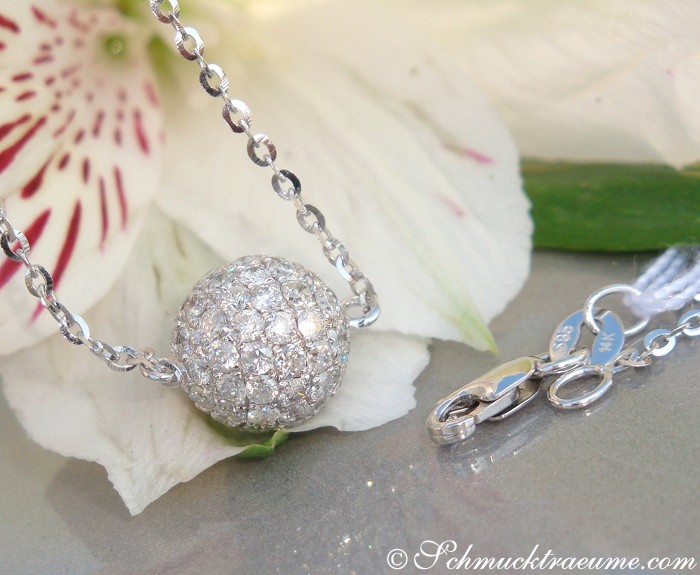 Diamantkugel an Kette mit Pavéverzierung, Detailaufnahme, elegantes Design