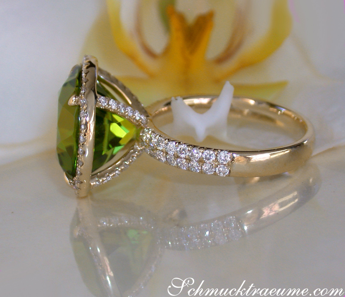 Peridot-Ring mit Brillanten in Gelbgold 750, detailreich, blumig im Hintergrund