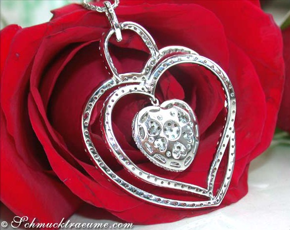 Diamant Herz Anhänger mit Strass auf Rosenblüte