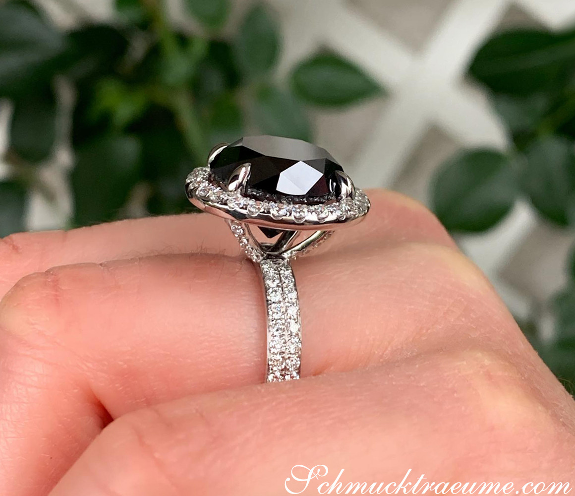 Schwarzdiamant-Solitär-Ring mit Brillanten in Weißgold, Detailaufnahme auf der Hand.