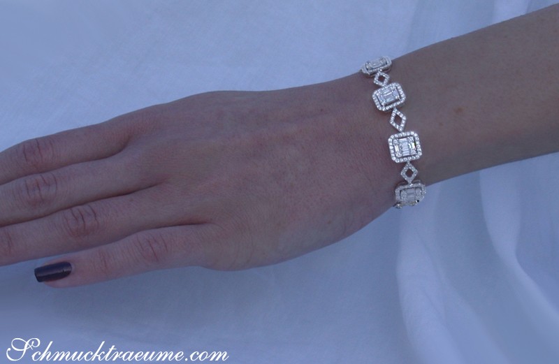 Schmucktraume: Diamant-Armband mit Baguette-Diamanten auf Hand