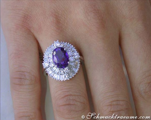 Weißgoldring mit ovalen Saphir und Diamanten, Detailaufnahme auf Handfinger.