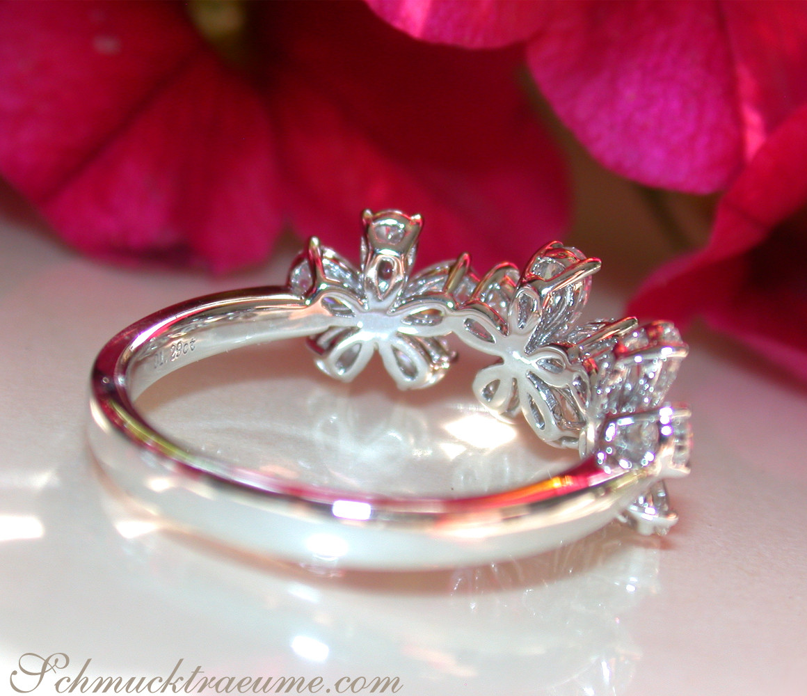 Weißgoldring mit Diamantblüten, Detailaufnahme, sanfte Perspektive