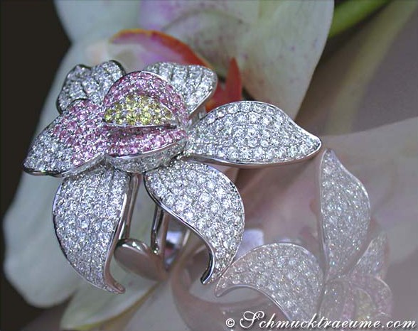 Weißgold-Orchidee-Ring mit Brillanten und Saphiren, Detailansicht