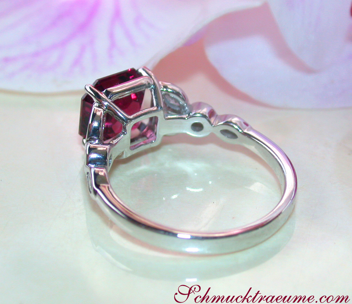 Weißgold-Ring mit Rhodolith und Diamanten, Detailaufnahme, Schmuckträume-Logo unten
