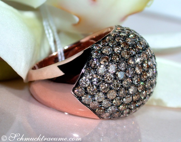 Opulenter Dome-Ring mit naturbraunen Brillanten auf Roségoldbasis