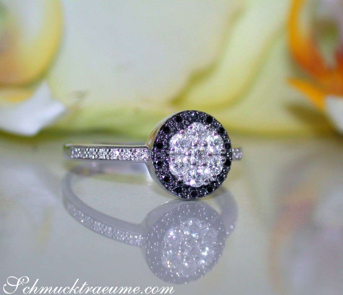 Schwarz/weiß Diamant-Ring, Detailaufnahme, klassische Linien, Weißgold 585, rundes Design, reflektierendes Hintergrundlicht