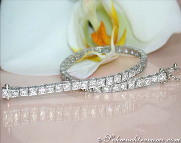 Klassisches Diamanten-Tennisarmband auf weißem Hintergrund mit Blume