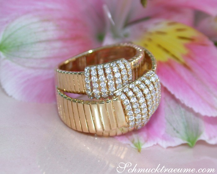 Goldener Brillantenring mit Diamanten auf Blüte