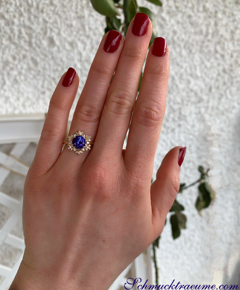 Detailansicht des Tansanit-Rings im Schneeflocken-Design mit 1.500 Karat, Gelbgold 750