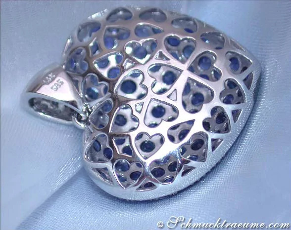 Weißgold Herzanhänger mit Saphiren, detailreiches Muster, elegant getragen
