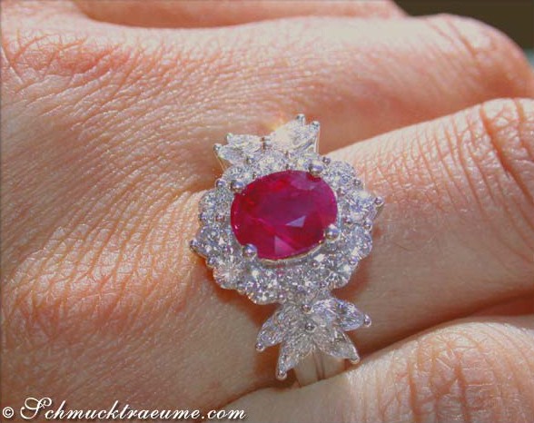 Weißgold-Ring mit Burmarubin und Diamanten, Detailaufnahme auf Handfinger.