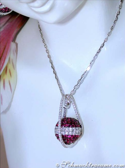 Teilansicht der Halskette mit Rubin- und Diamantbesatz, Detail auf Schmuckkette