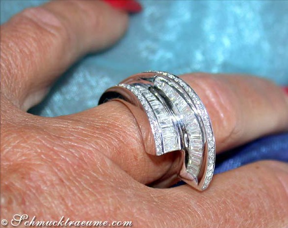 Weißgoldring mit Diamanten auf Finger, Detailaufnahme