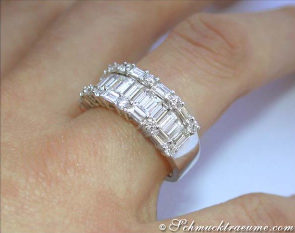 Weißgold 750 Diamantring mit Baguette Schliff auf Handfinger