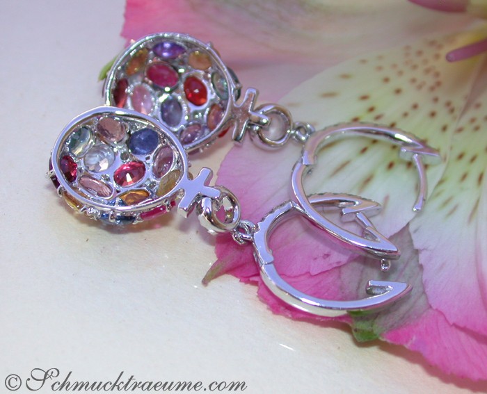 Multicolor-Saphir-Ohrgehänge mit funkelnden Brillanten, detailreich verarbeitet