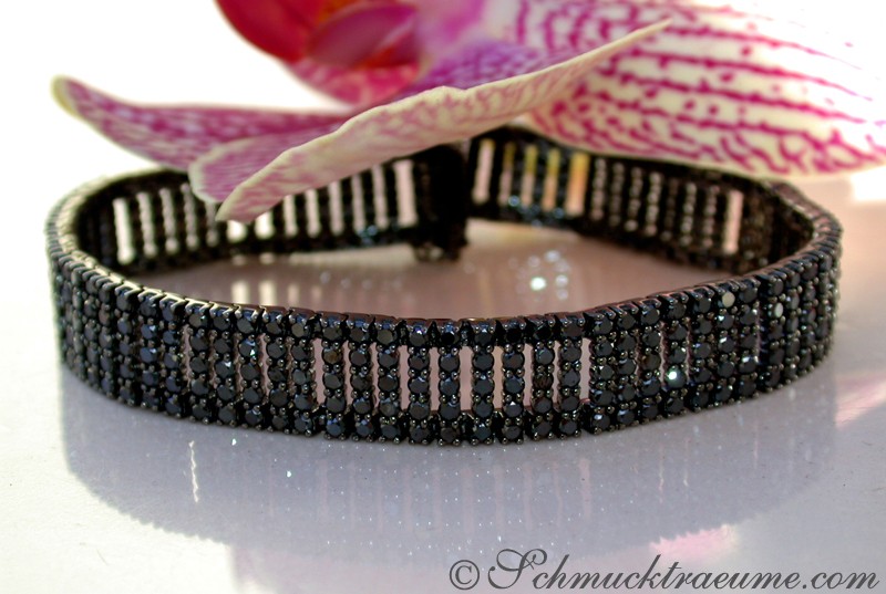 Schwarzes Armband aus Weißgold 750 mit 410 Diamanten