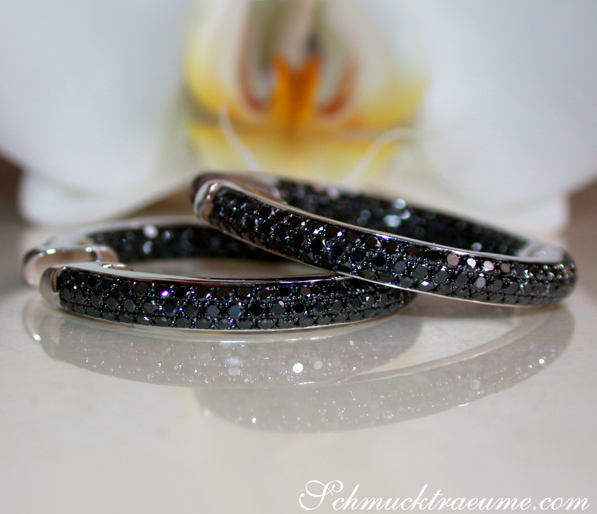 Stattliche Creolen mit schwarzen Diamanten, Detailaufnahme, elegante Fertigung