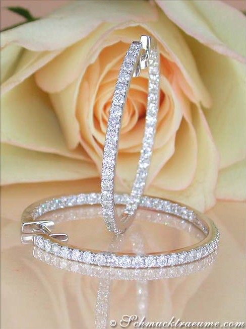 Diamant-Creolen in Weißgold, 2.080 Karat, TW SI, elegant auf Rosenblüte liegend