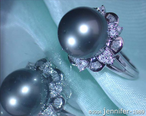 Detailansicht des Tahitiperlen-Rings mit Baguette-Diamanten in Weißgold 750, floraler Design, Perlendurchmesser 12-13 mm.