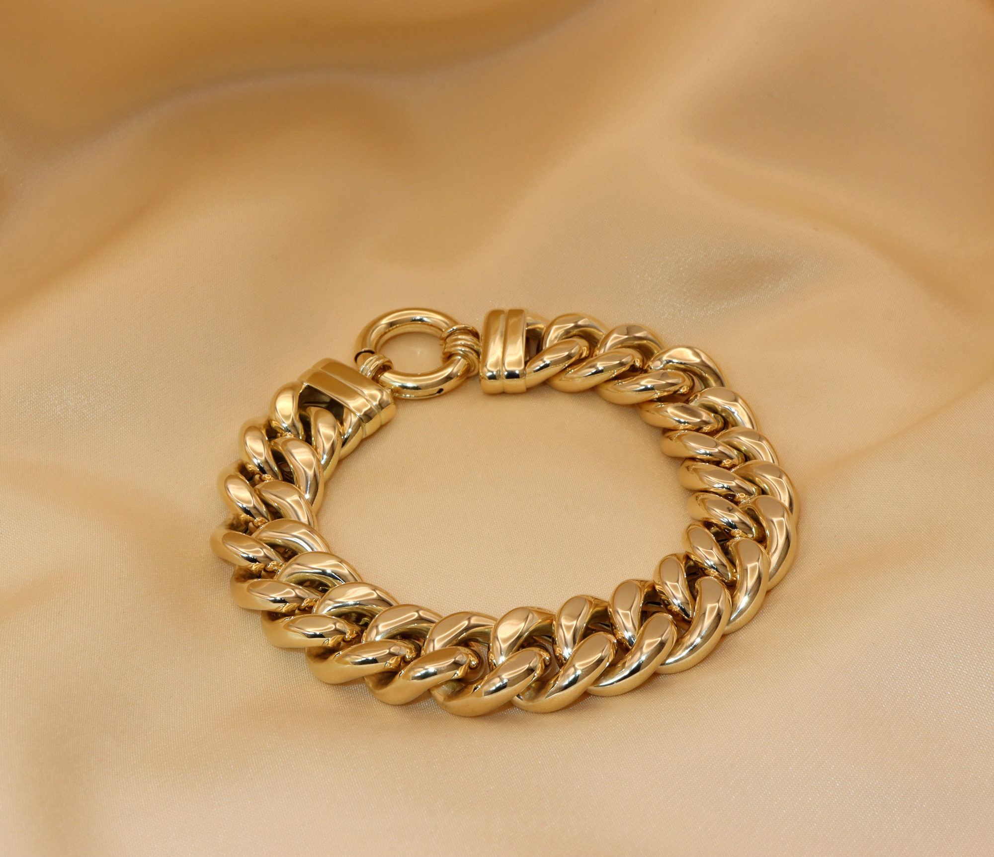 Gold Panzerarmband aus Gelbgold 585, 60 Gramm, Detailaufnahme auf cremefarbenem Stoff