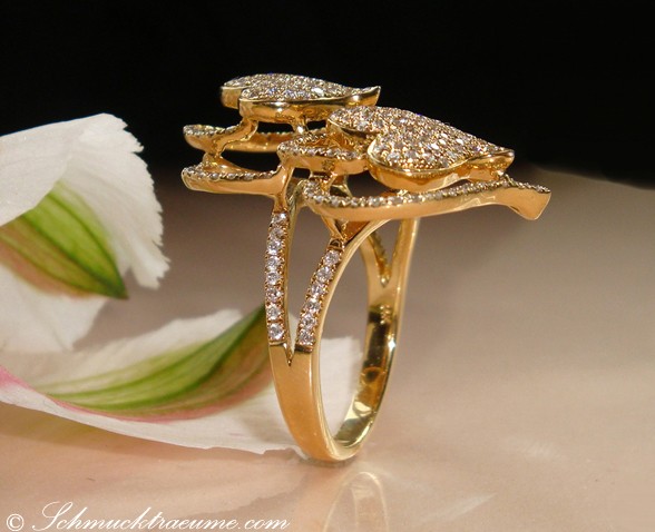 Goldener Brillant Herz Ring mit Diamanten auf Blume, Detailaufnahme