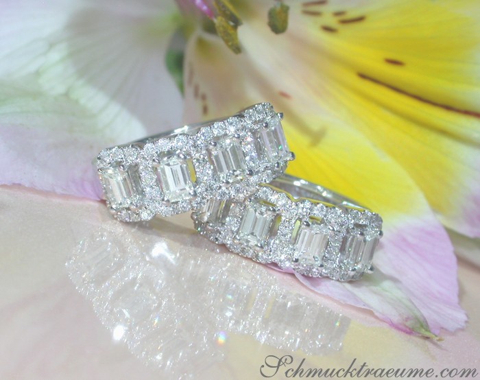 Baguette-Diamant-Ohrstecker in Weißgold 750, detailreich, elegant, auf Blüte liegend