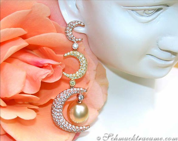 Südseeperlen-Ohrgehänge mit Brillanten, goldene Mondsichel, Detailaufnahme, elegant, Perlen, Strass.