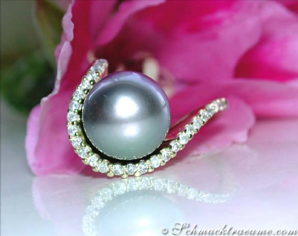 Gelbgold-Ring mit Tahitiperle und Brillanten, Detailaufnahme, elegant und klassisch.