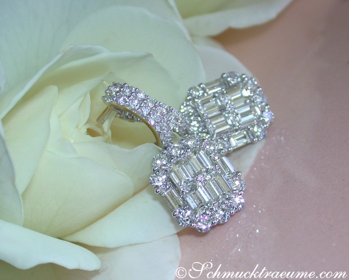 Detailansicht von Diamantohrringen auf Rosenblüte, edler Schmuck in Weißgold