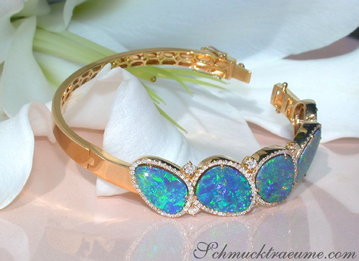 Goldener Boulder Opal Armband mit Diamanten auf Blütenhintergrund