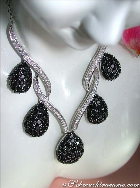 Weißgold-Collier mit schwarzen Diamanten und Brillanten, elegant getragen.