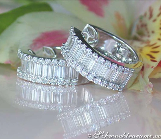 Diamantcreolen mit Baguette- und Brillantschliff, elegant auf Blütenblättern, Weißgold 750 Diamantcreolen mit Baguette- und Brillantschliff, elegant auf Blütenblättern, Weißgold 750