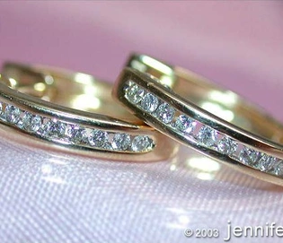 Gelbgold Creolen mit 0.400 ct Diamanten, Detailaufnahme, zarte Ohrschmuckformen.