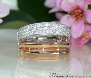 Mehrreihiger Diamantenring in Weiß- und Roségold, klarer Linien, Blütenhintergrund